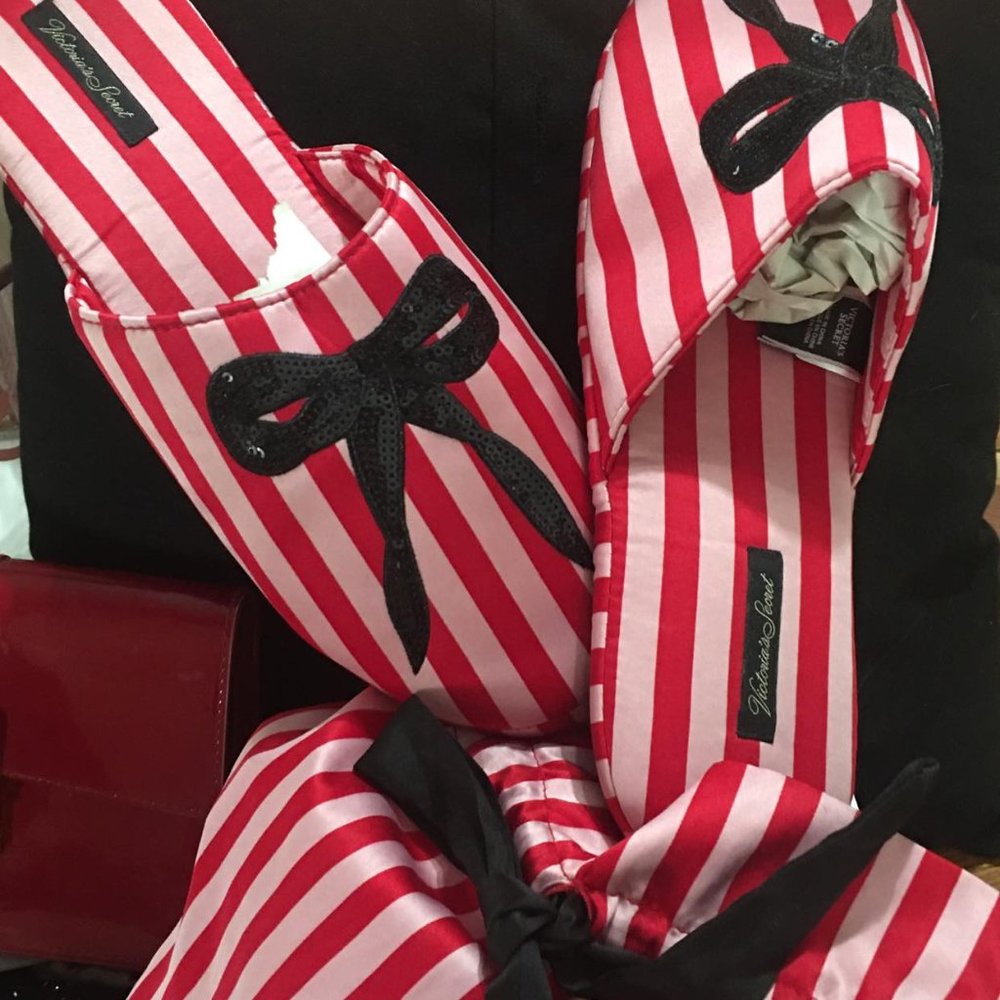 VS  sz M/L Love slippers